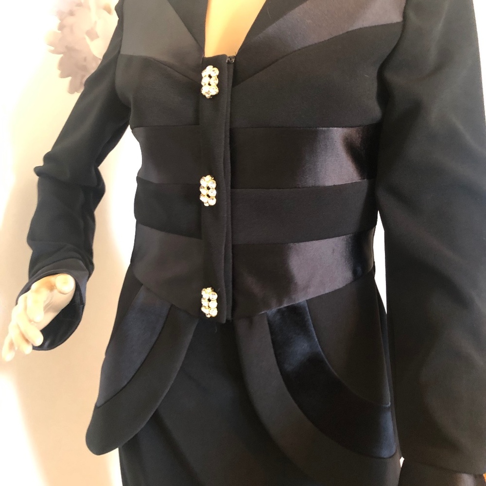 Two pieces jacquet and line skirt